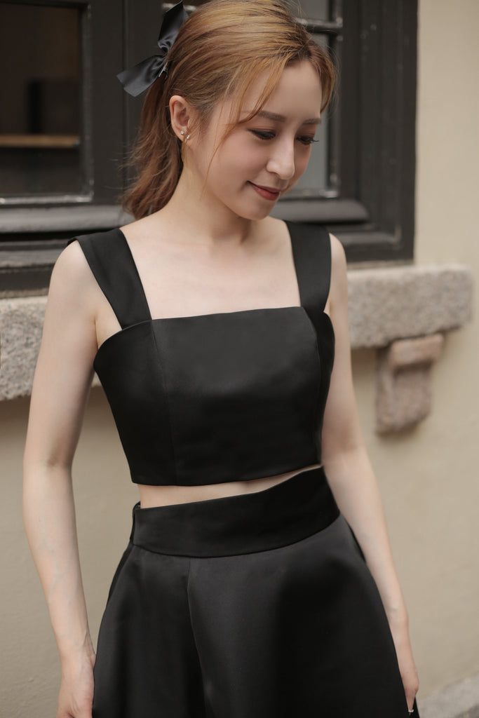 No drama satin set in black/white