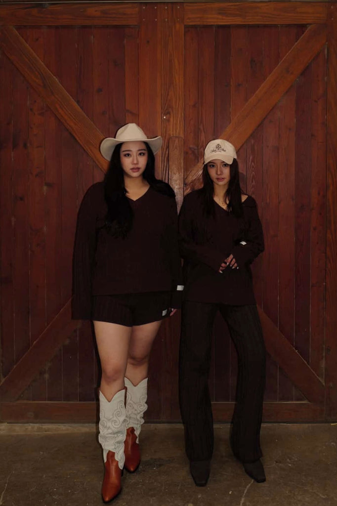 Knit cable elastic shorts in Brown