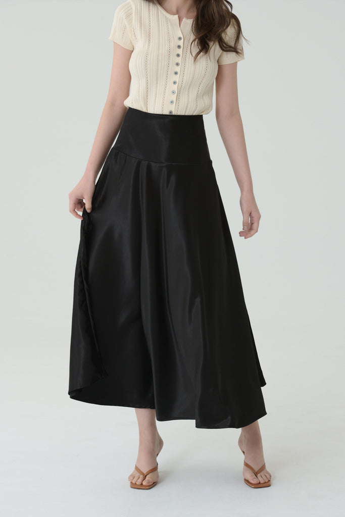 Champagne satin skirt in black