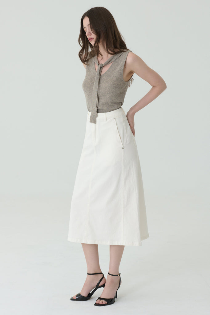 Clear cut skirt in white