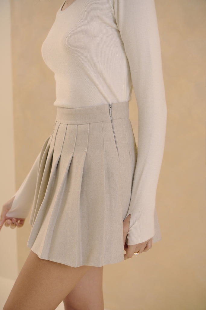 Sweet girl pleated skirt in beige