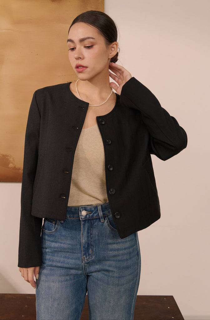 Clean cut jacket in black