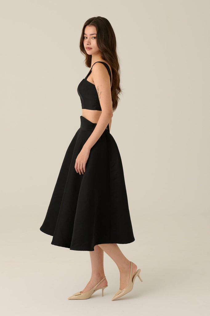 No drama satin set in black/white