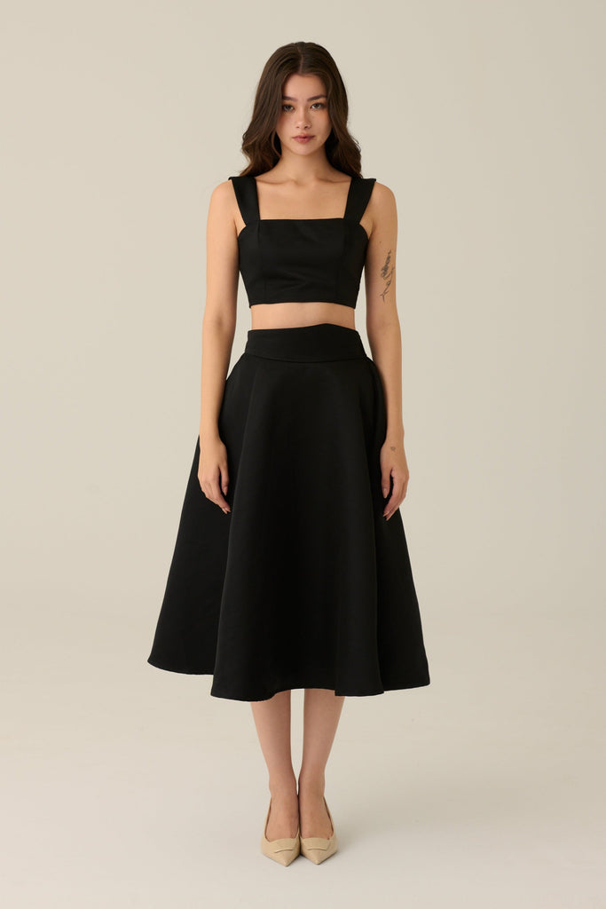 No drama satin set in black/white