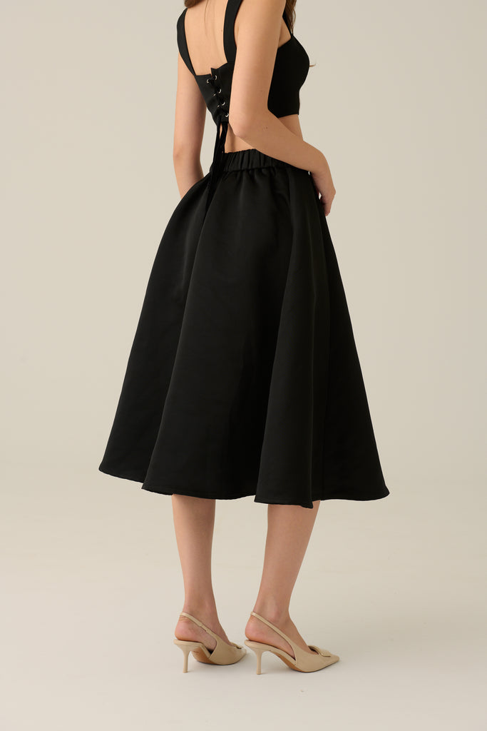 No drama satin set in black/white