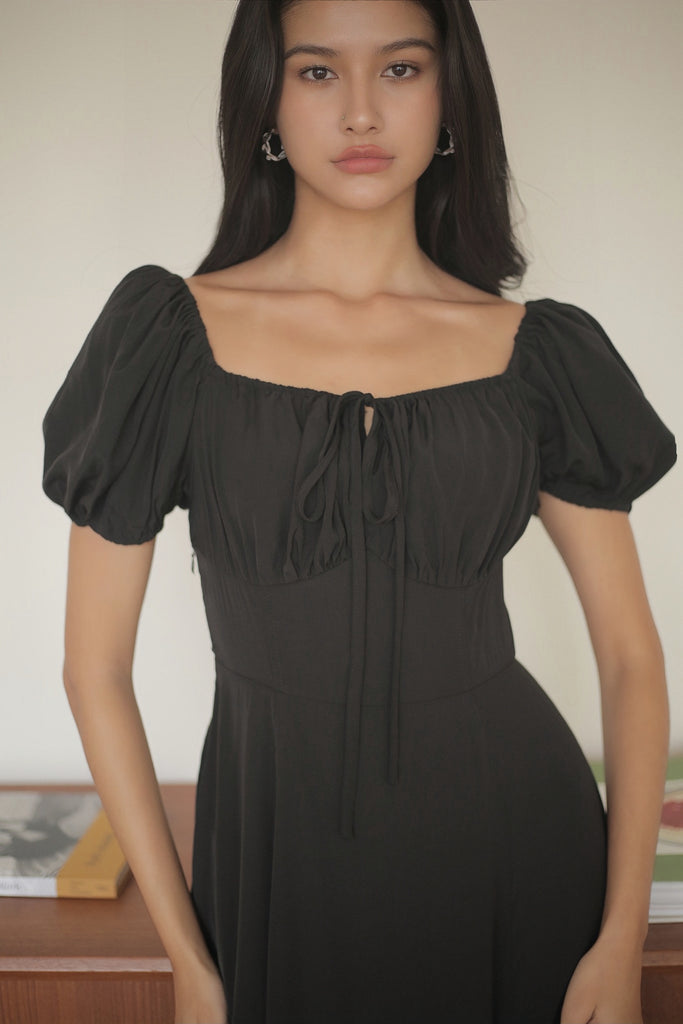 Classy vintage square neck dress in black