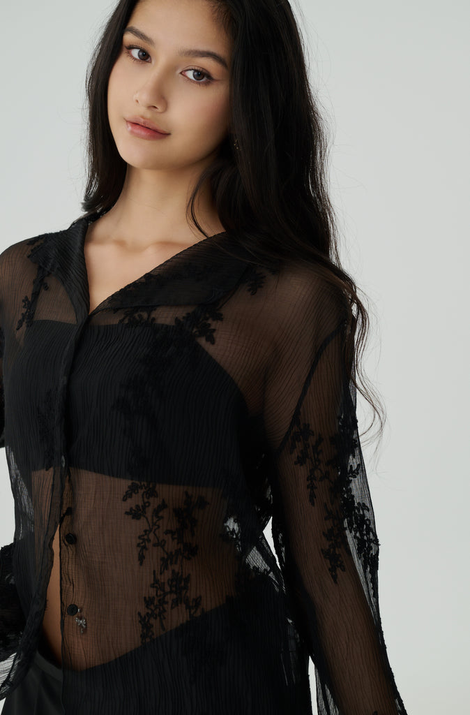 Embroidery lace top in black