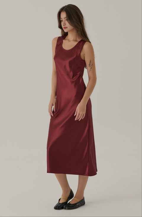 Litte luxury satin midi dress in burgundy